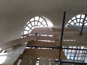 Смонтировать хомутовые леса внутри купола.