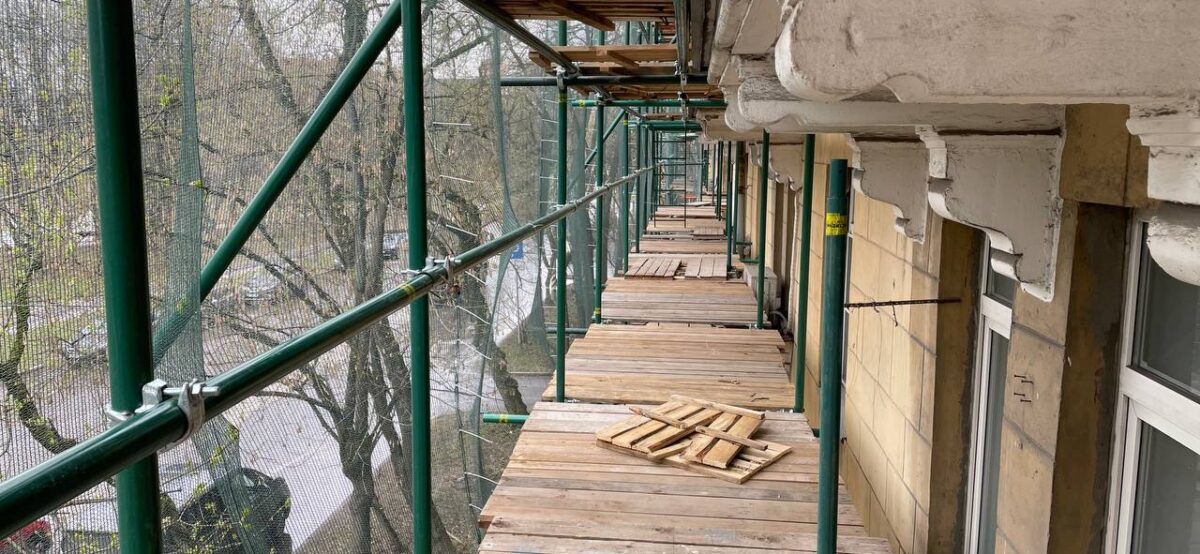 Монтаж хомутовых лесов между балконами Монтаж хомутовых лесов между балконами